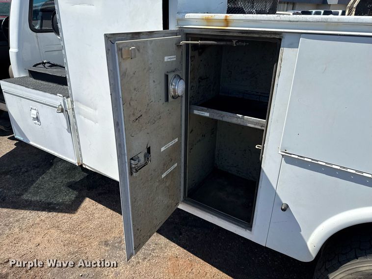 image for item DZ8658 2002 Ford F550 utility / service truck