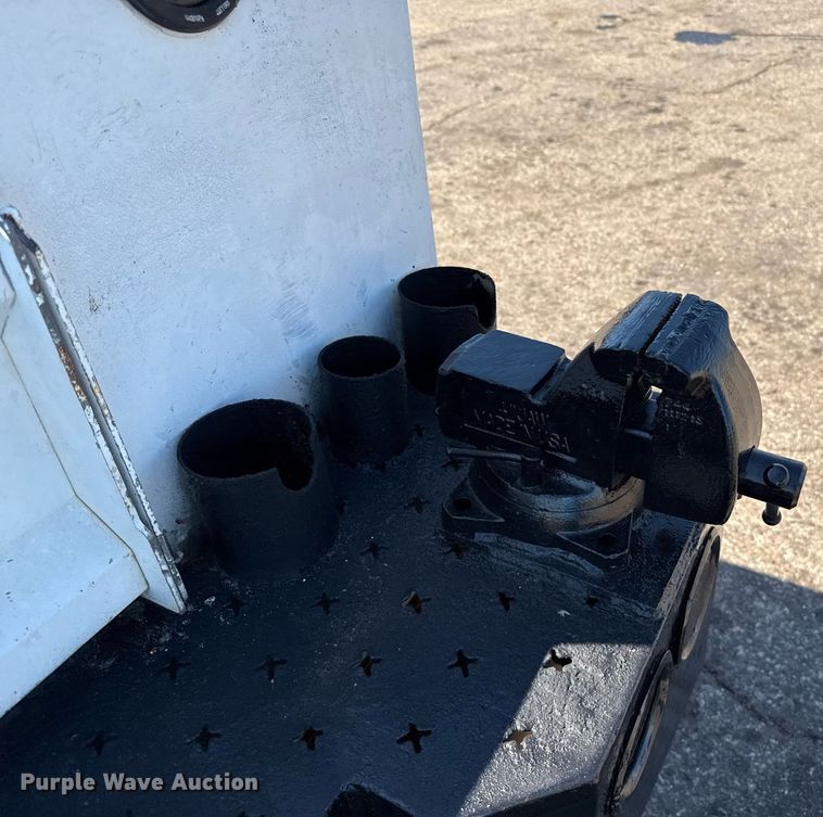 image for item DZ8658 2002 Ford F550 utility / service truck