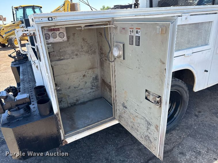 image for item DZ8658 2002 Ford F550 utility / service truck