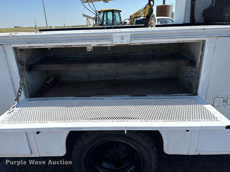 image for item DZ8658 2002 Ford F550 utility / service truck