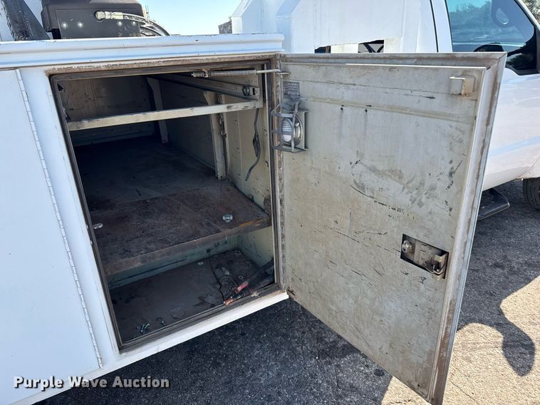 image for item DZ8658 2002 Ford F550 utility / service truck