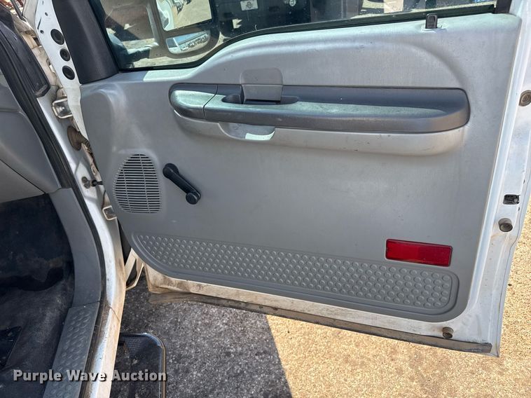 image for item DZ8658 2002 Ford F550 utility / service truck