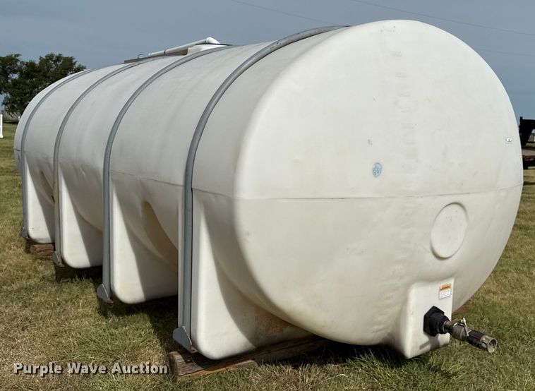 image for item DZ8820 4,000 gallon poly tank