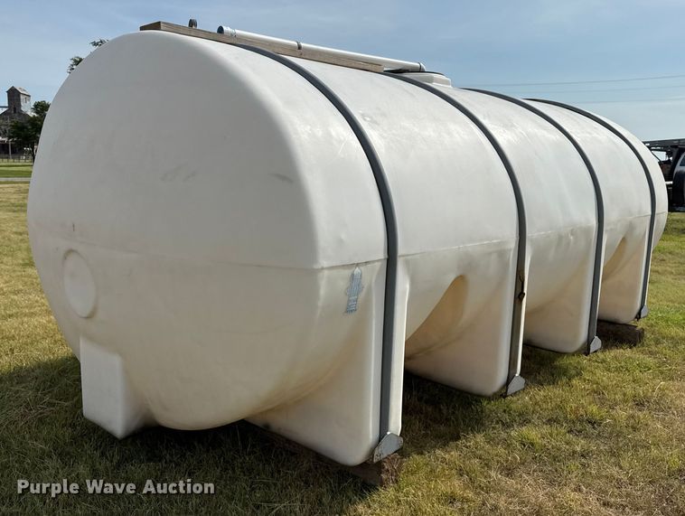 image for item DZ8820 4,000 gallon poly tank
