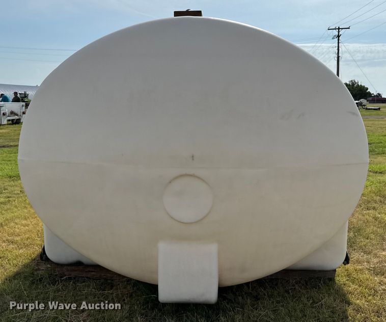 image for item DZ8820 4,000 gallon poly tank
