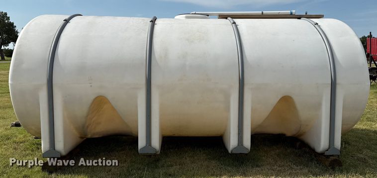 image for item DZ8820 4,000 gallon poly tank