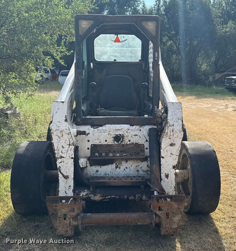 image for item DZ8924 2004 Bobcat S300 skid steer loader