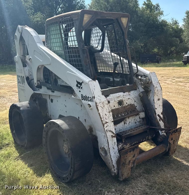 image for item DZ8924 2004 Bobcat S300 skid steer loader