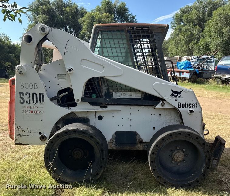 image for item DZ8924 2004 Bobcat S300 skid steer loader