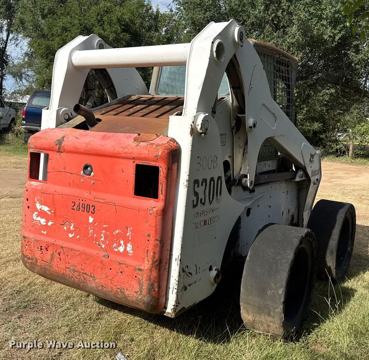 image for item DZ8924 2004 Bobcat S300 skid steer loader