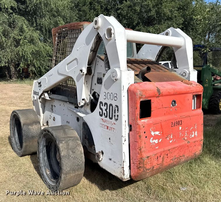 image for item DZ8924 2004 Bobcat S300 skid steer loader