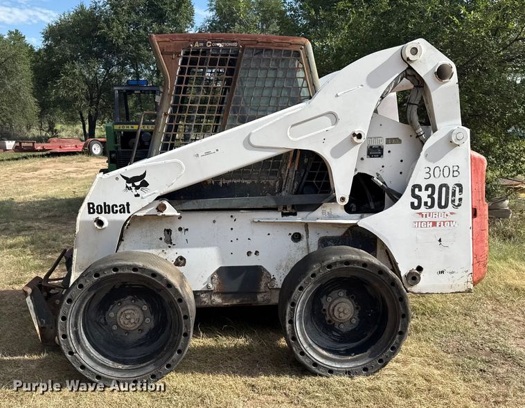 image for item DZ8924 2004 Bobcat S300 skid steer loader