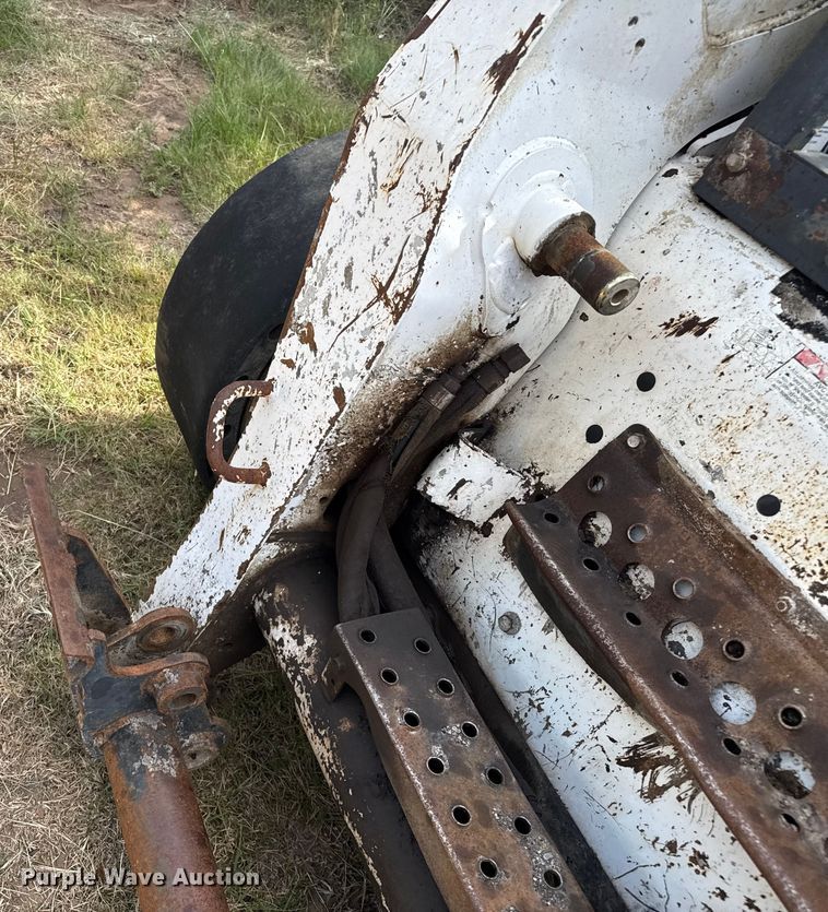 image for item DZ8924 2004 Bobcat S300 skid steer loader