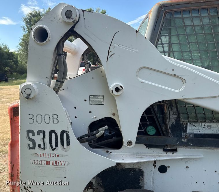 image for item DZ8924 2004 Bobcat S300 skid steer loader