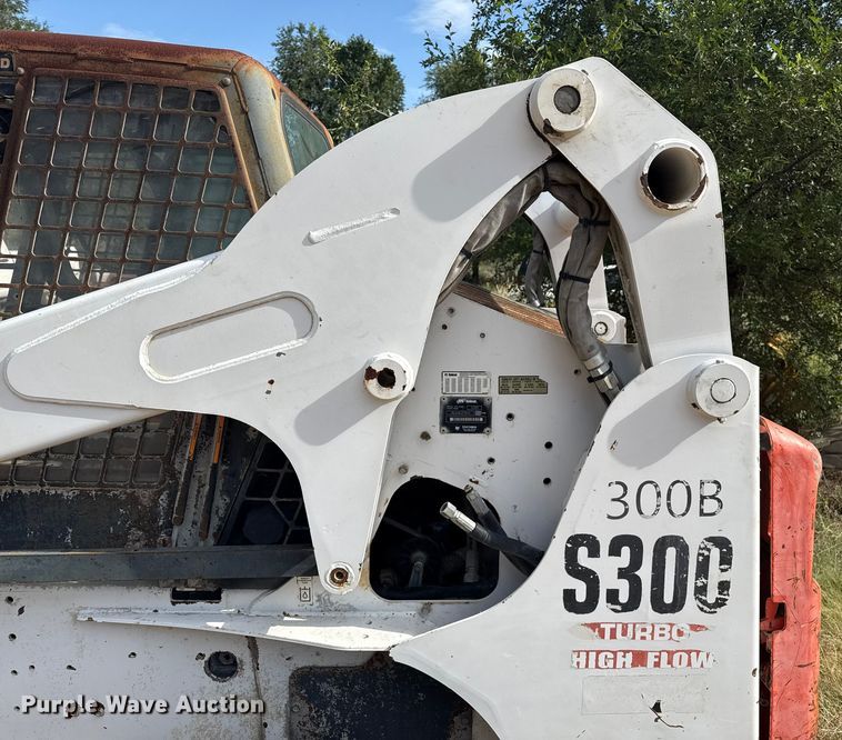 image for item DZ8924 2004 Bobcat S300 skid steer loader