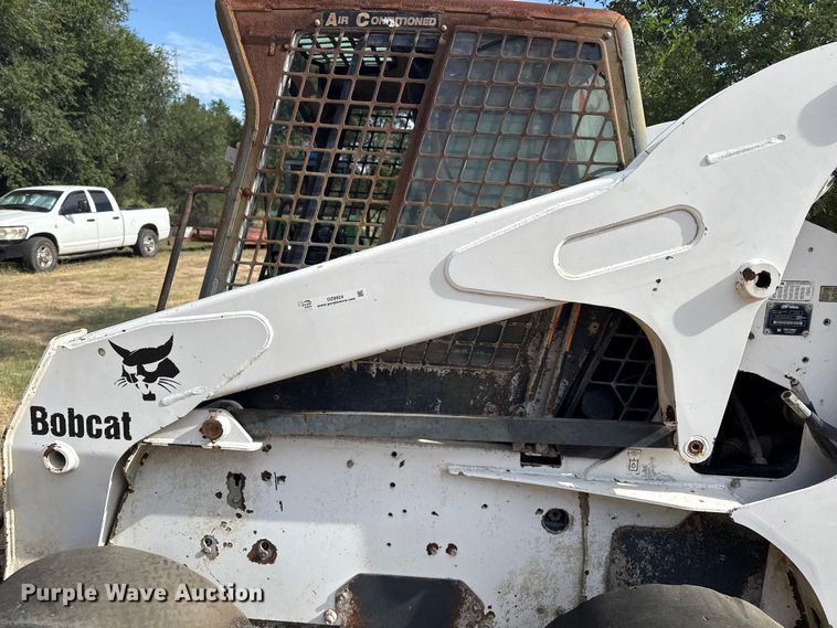 image for item DZ8924 2004 Bobcat S300 skid steer loader