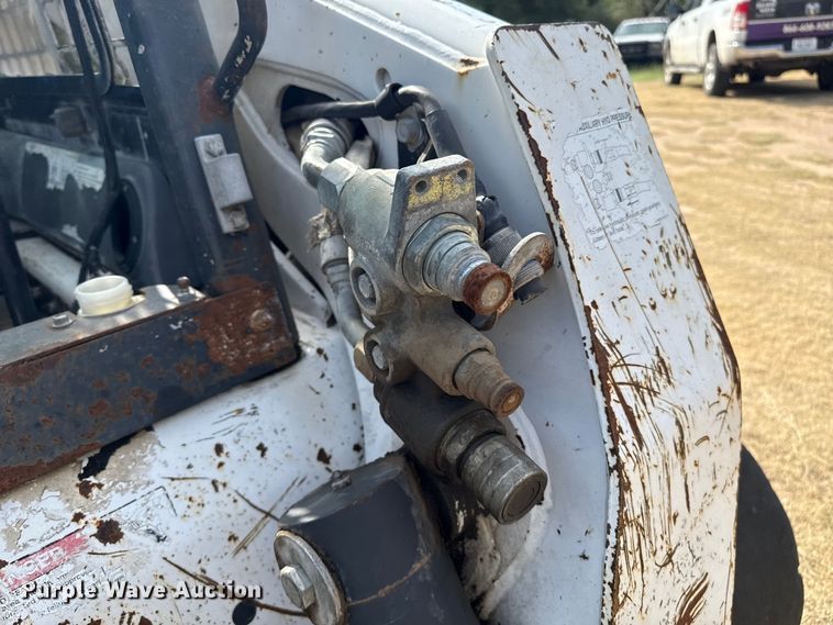 image for item DZ8924 2004 Bobcat S300 skid steer loader