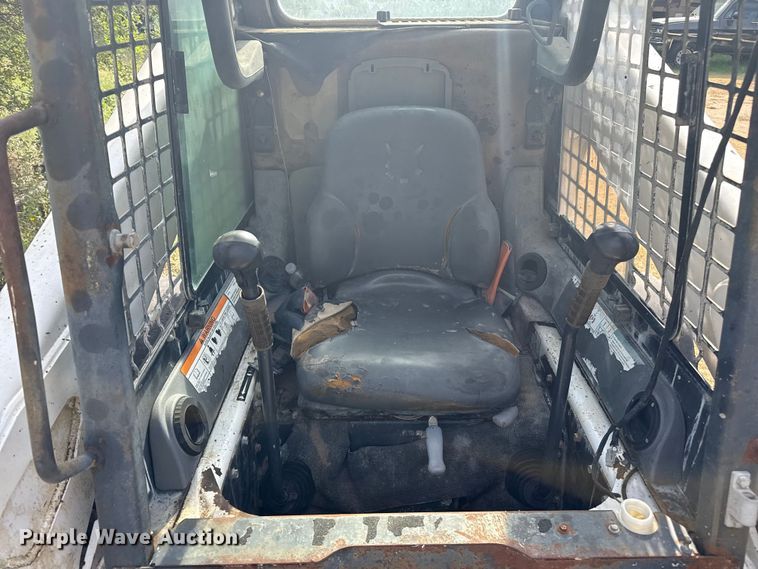 image for item DZ8924 2004 Bobcat S300 skid steer loader