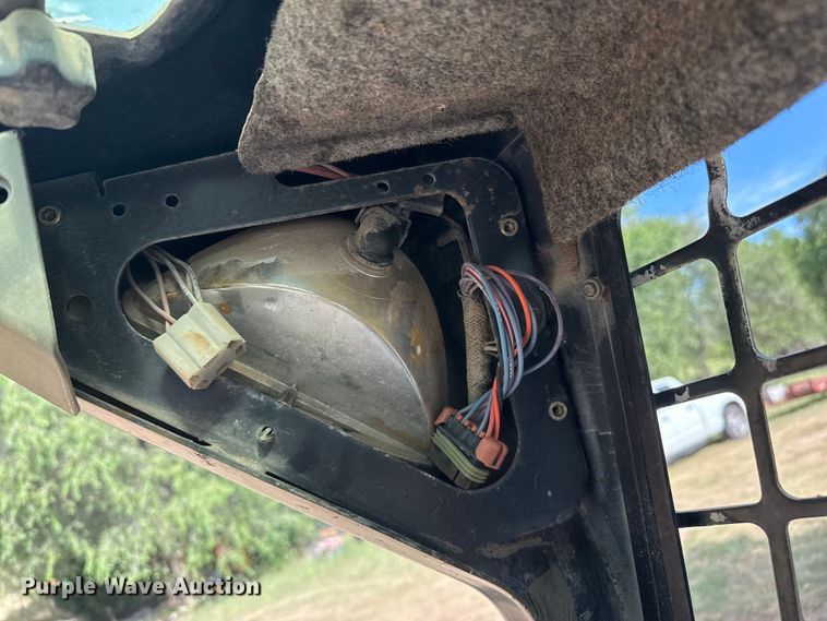 image for item DZ8924 2004 Bobcat S300 skid steer loader