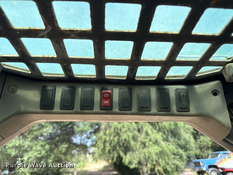 image for item DZ8924 2004 Bobcat S300 skid steer loader