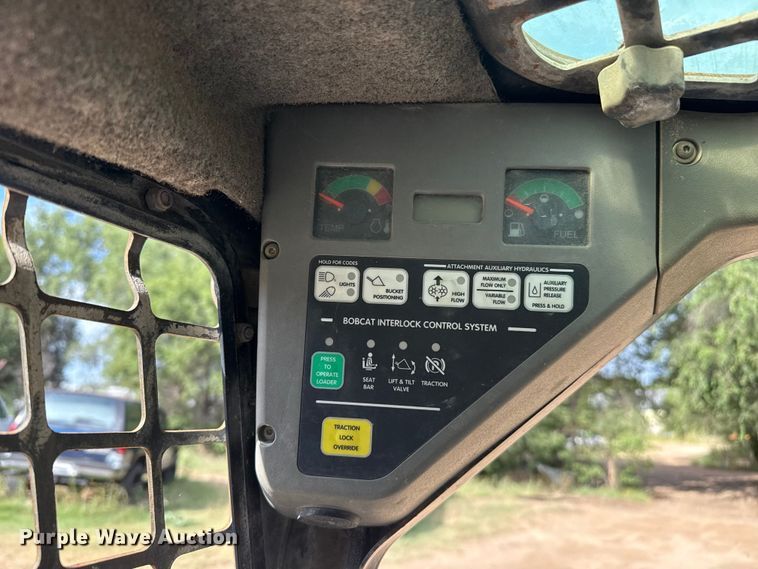 image for item DZ8924 2004 Bobcat S300 skid steer loader