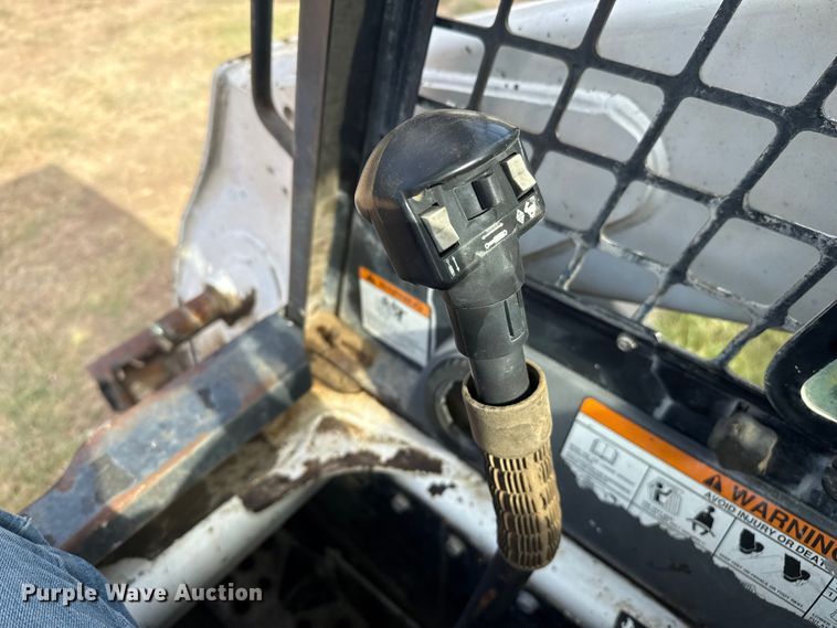 image for item DZ8924 2004 Bobcat S300 skid steer loader