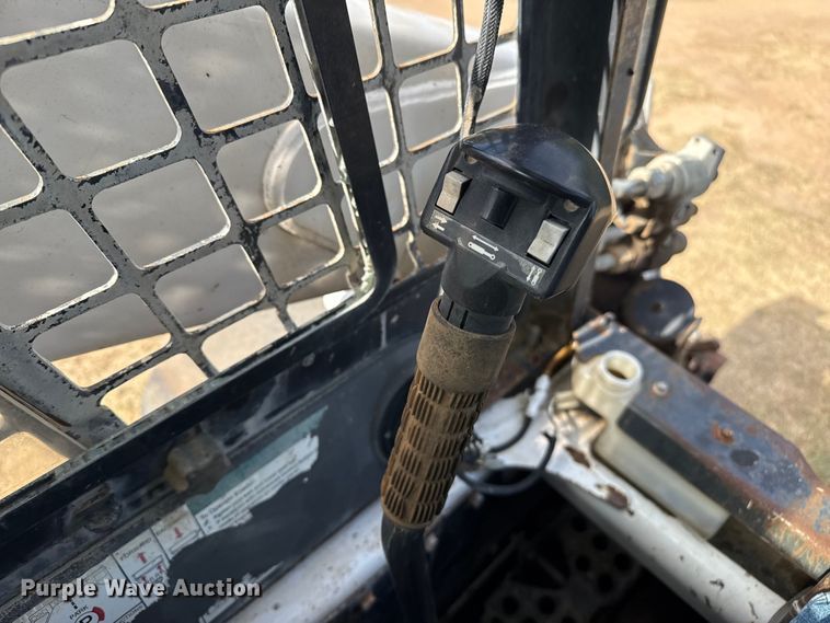 image for item DZ8924 2004 Bobcat S300 skid steer loader