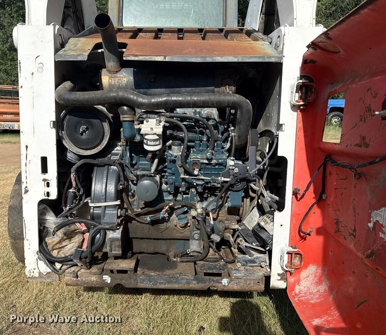image for item DZ8924 2004 Bobcat S300 skid steer loader