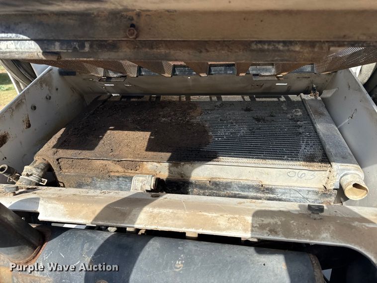 image for item DZ8924 2004 Bobcat S300 skid steer loader