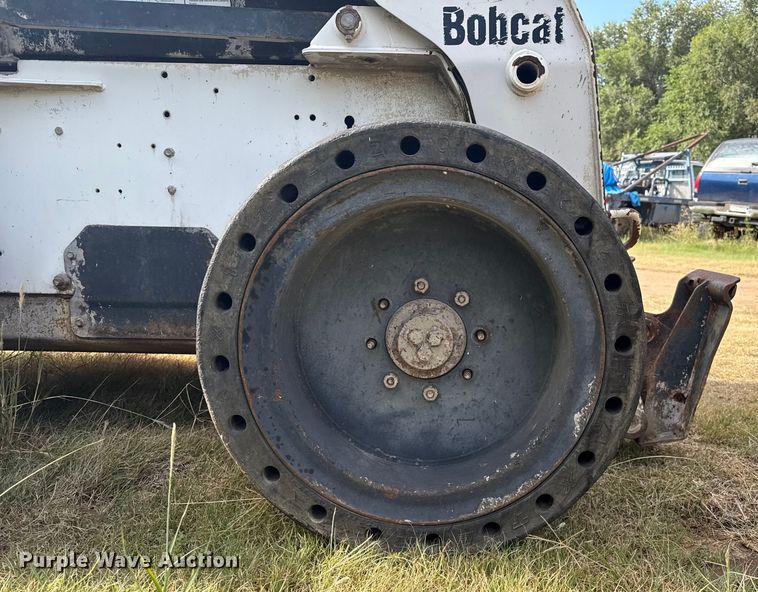 image for item DZ8924 2004 Bobcat S300 skid steer loader