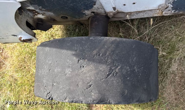 image for item DZ8924 2004 Bobcat S300 skid steer loader