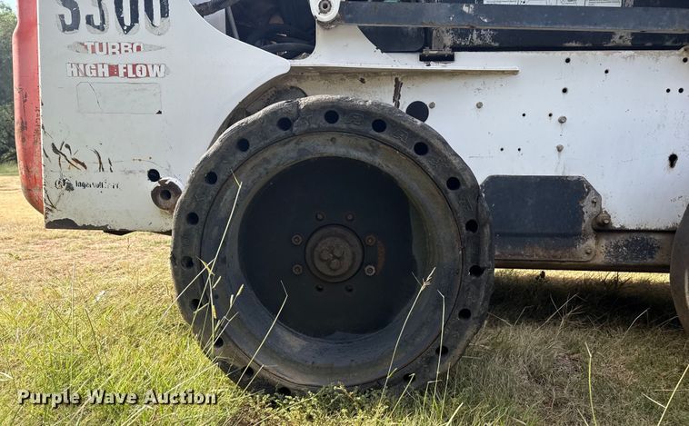 image for item DZ8924 2004 Bobcat S300 skid steer loader