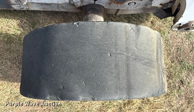 image for item DZ8924 2004 Bobcat S300 skid steer loader