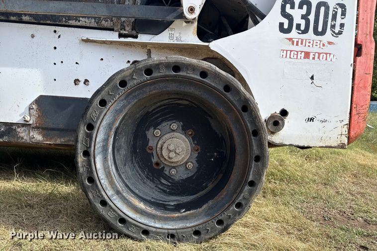 image for item DZ8924 2004 Bobcat S300 skid steer loader