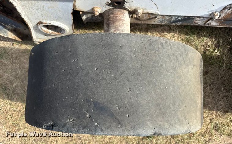 image for item DZ8924 2004 Bobcat S300 skid steer loader