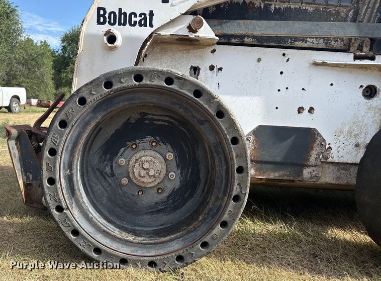 image for item DZ8924 2004 Bobcat S300 skid steer loader
