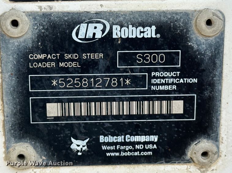 image for item DZ8924 2004 Bobcat S300 skid steer loader