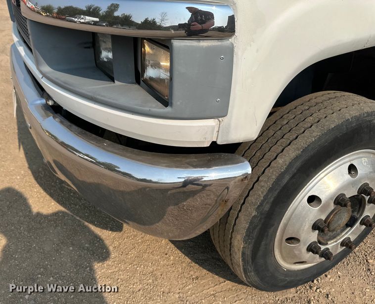 image for item EB2810 2004 GMC C4500 Crew Cab flatbed truck