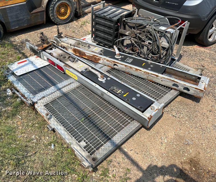 image for item EB2822 Maxxon BMRW lift gate