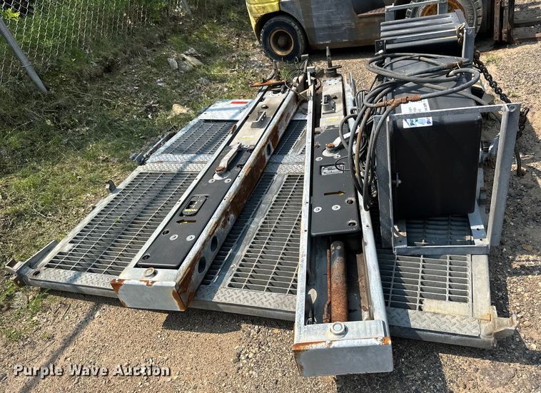 image for item EB2822 Maxxon BMRW lift gate