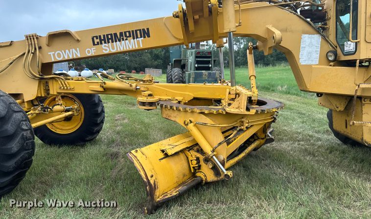 image for item EB2832 1987 Champion 720A motor grader