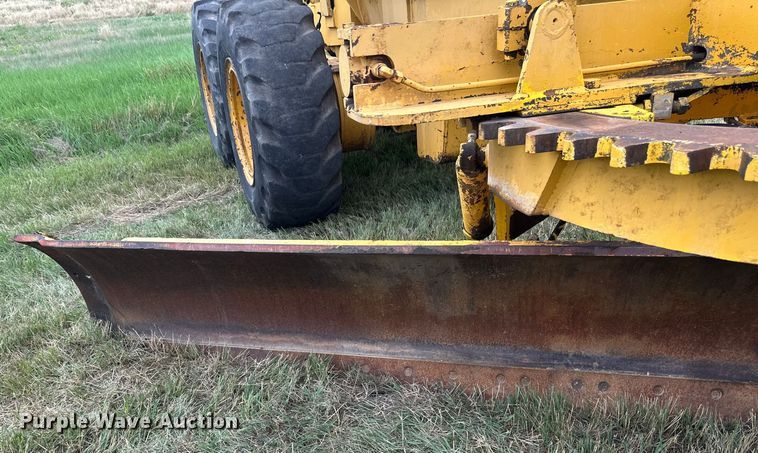 image for item EB2832 1987 Champion 720A motor grader