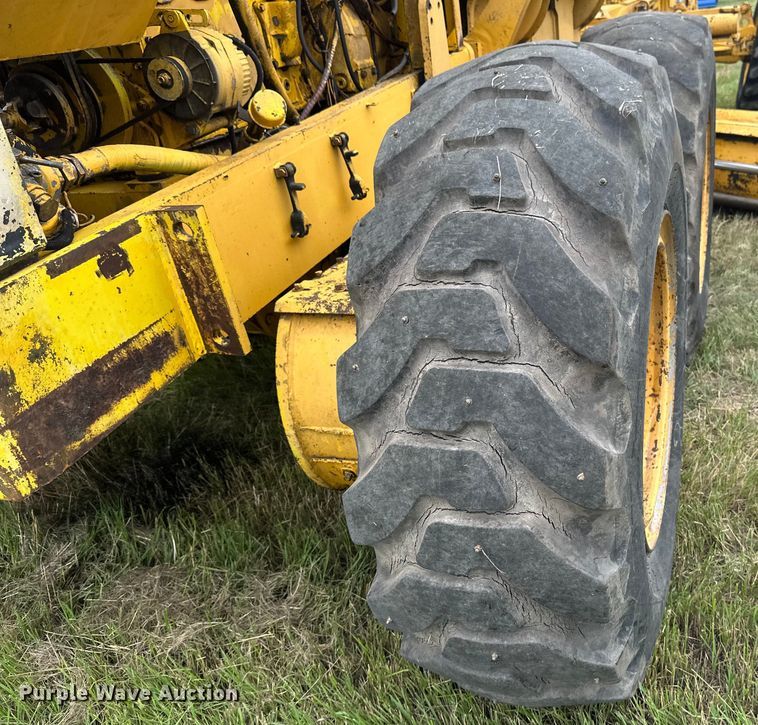 image for item EB2832 1987 Champion 720A motor grader