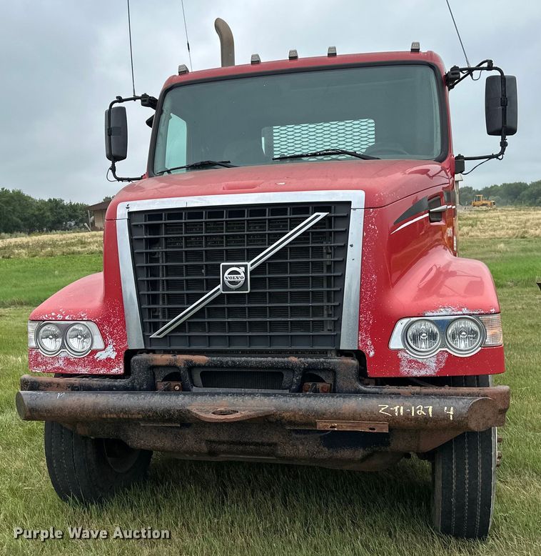 image for item EB2836 2007 Volvo VNL winch truck