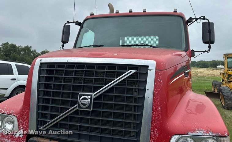 image for item EB2836 2007 Volvo VNL winch truck