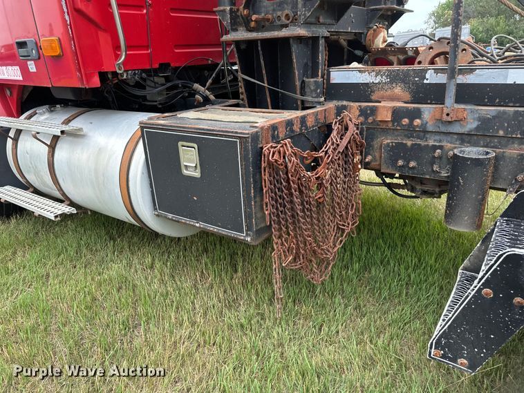 image for item EB2836 2007 Volvo VNL winch truck