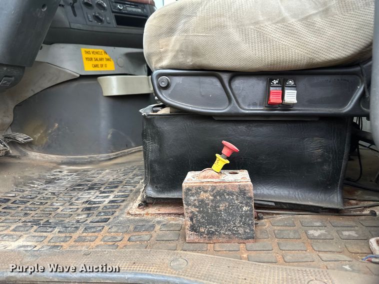 image for item EB2836 2007 Volvo VNL winch truck