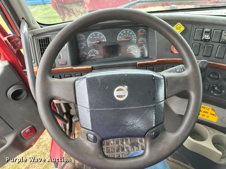 image for item EB2836 2007 Volvo VNL winch truck