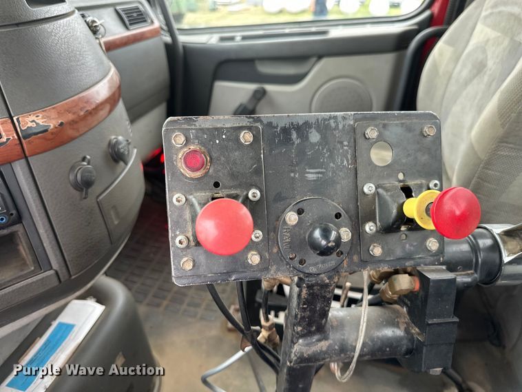 image for item EB2836 2007 Volvo VNL winch truck