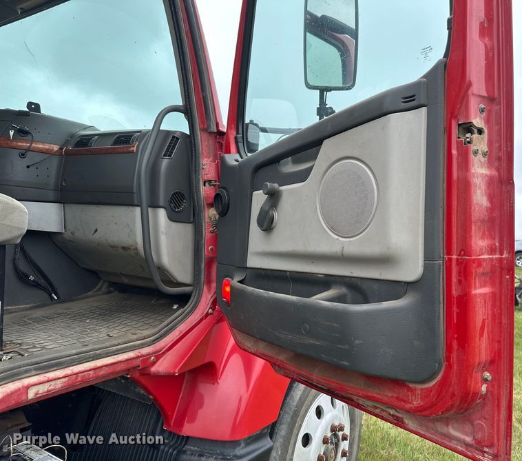 image for item EB2836 2007 Volvo VNL winch truck